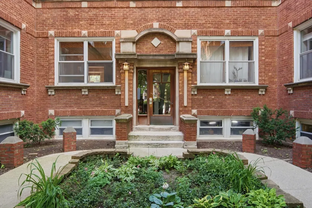 4444 North Beacon Street Chicago IL 60640