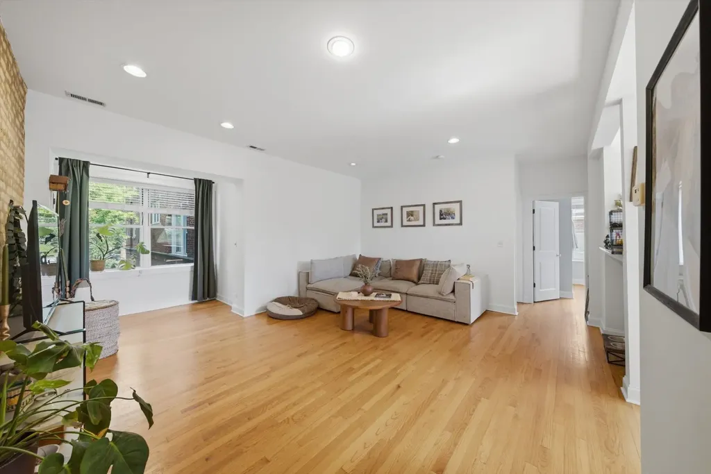 4444 North Beacon Street Chicago IL 60640