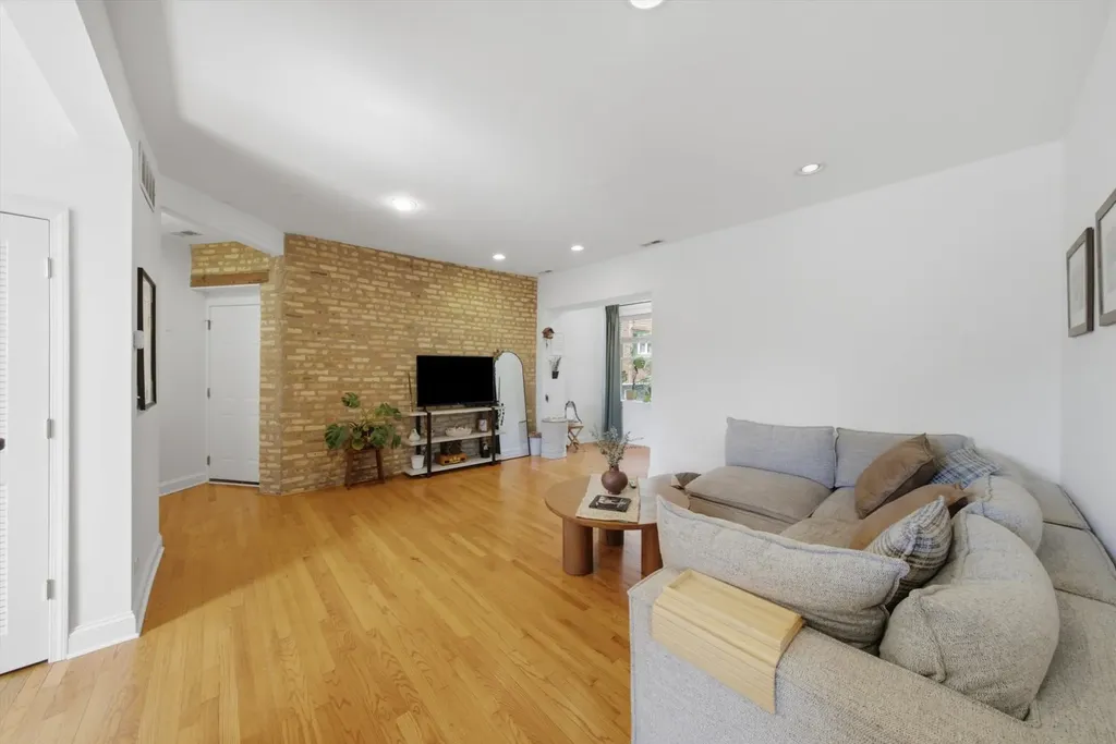 4444 North Beacon Street Chicago IL 60640