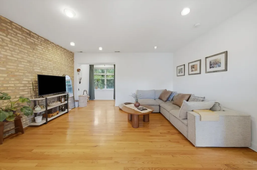 4444 North Beacon Street Chicago IL 60640