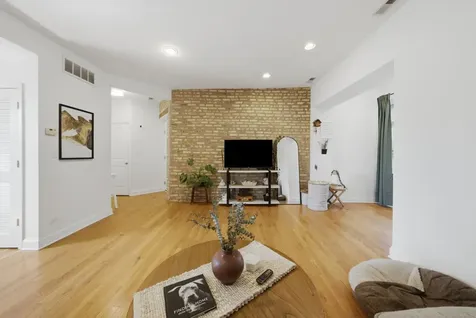 4444 North Beacon Street Chicago IL 60640