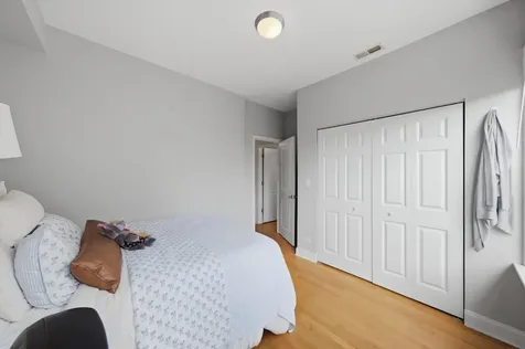 4444 North Beacon Street Chicago IL 60640
