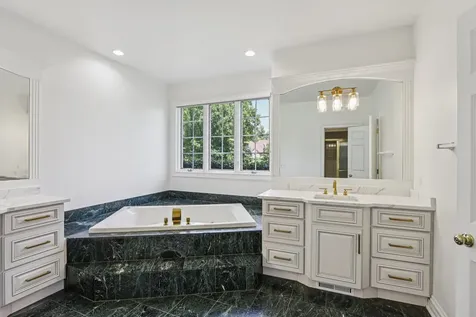6605 Oakwood Manor Drive Crystal Lake IL 60012