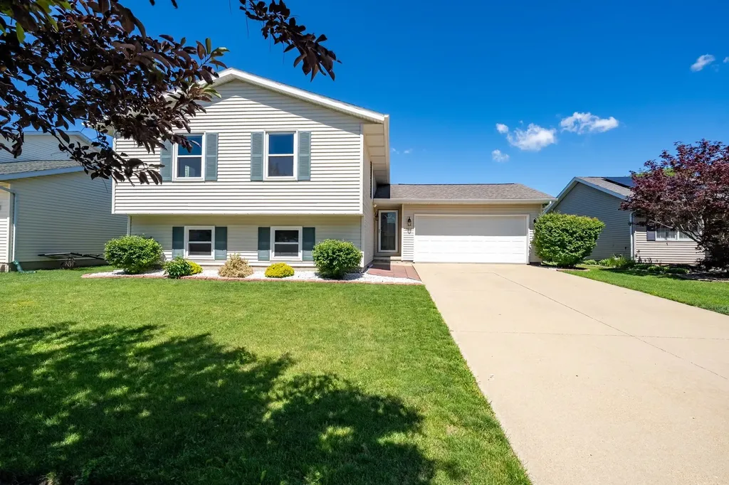 2813 Rocksbury Drive Bloomington IL 61705