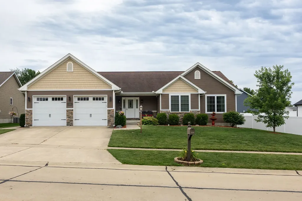 2303 Slade Lane Mahomet IL 61853