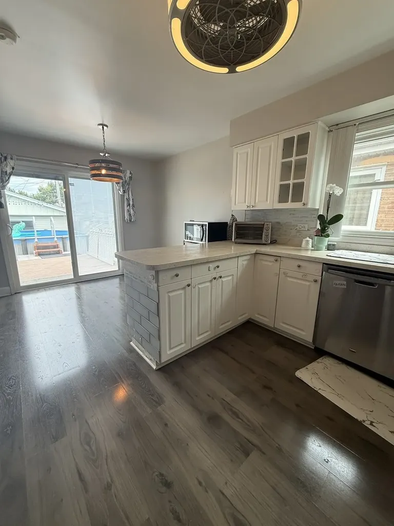 7041 West 64th Street Chicago IL 60638