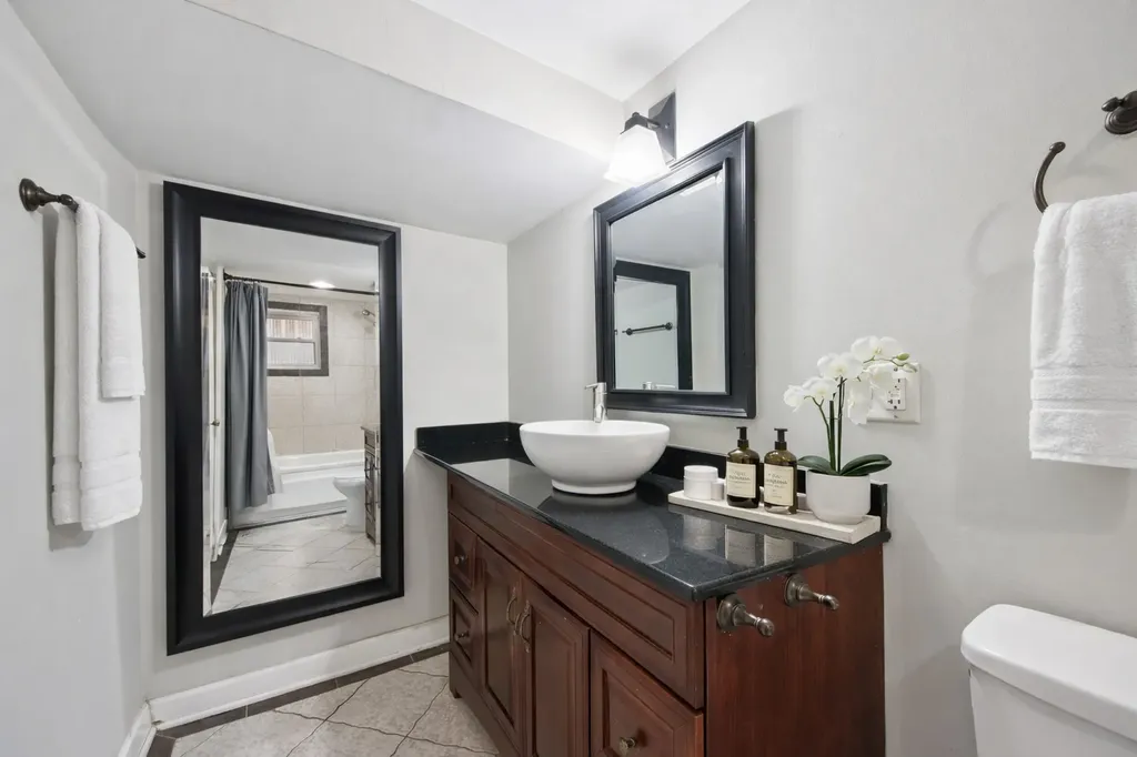 6215 North Oakley Avenue Chicago IL 60659