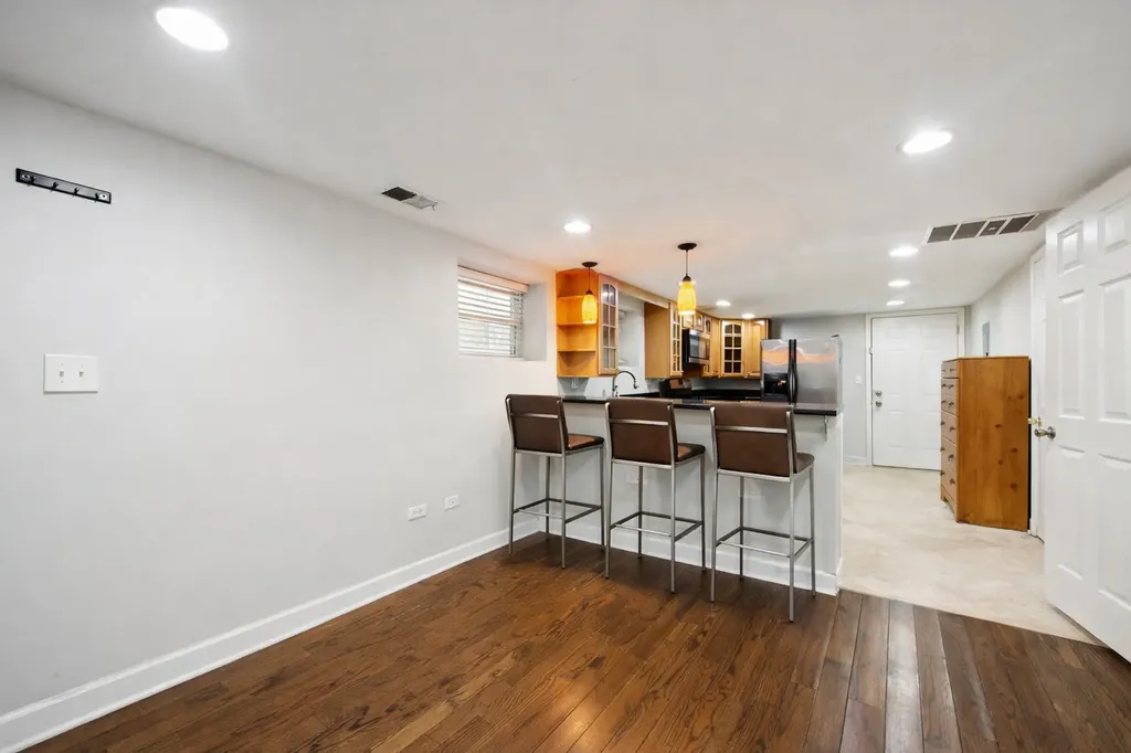6215 North Oakley Avenue Chicago IL 60659