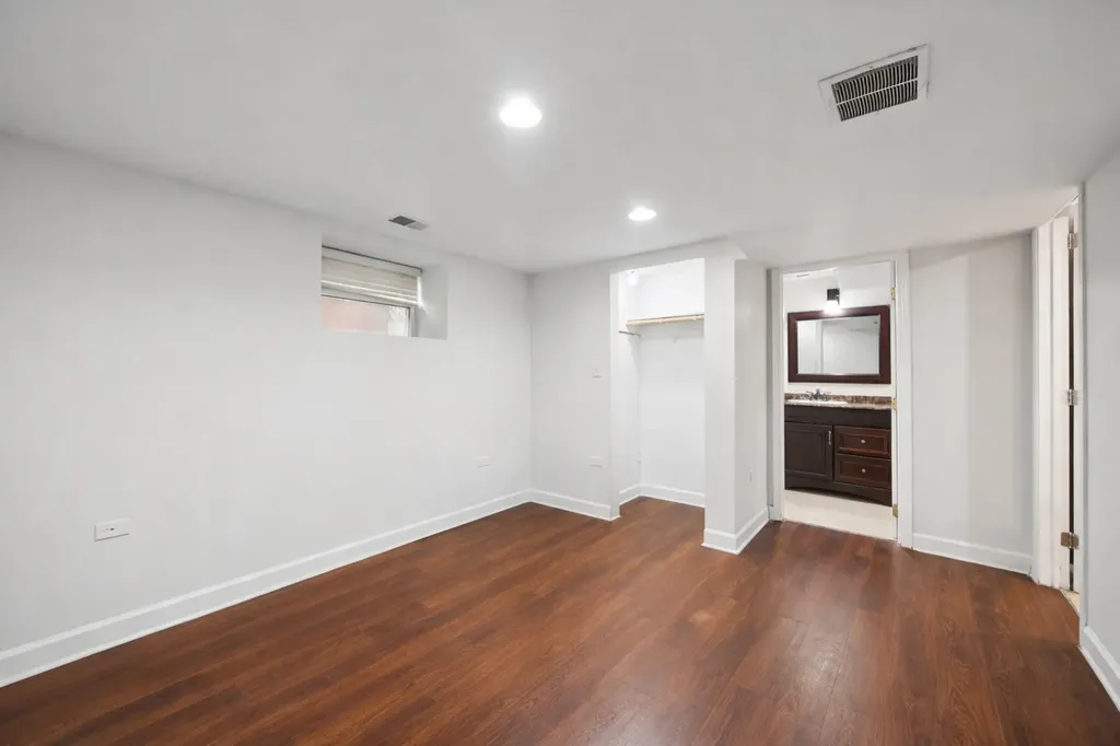 6215 North Oakley Avenue Chicago IL 60659