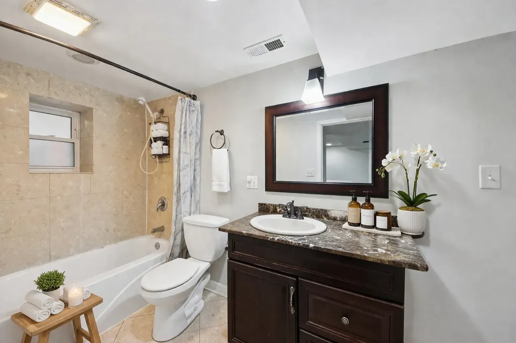 6215 North Oakley Avenue Chicago IL 60659