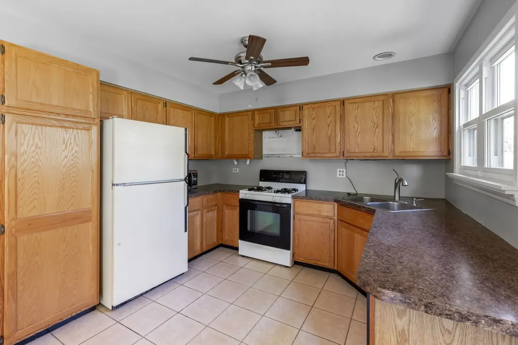 1059 Ridgefield Circle Carol Stream IL 60188