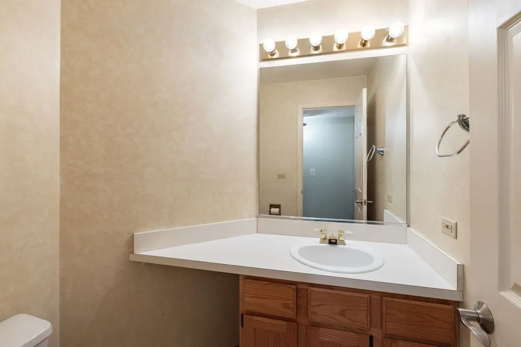 1059 Ridgefield Circle Carol Stream IL 60188