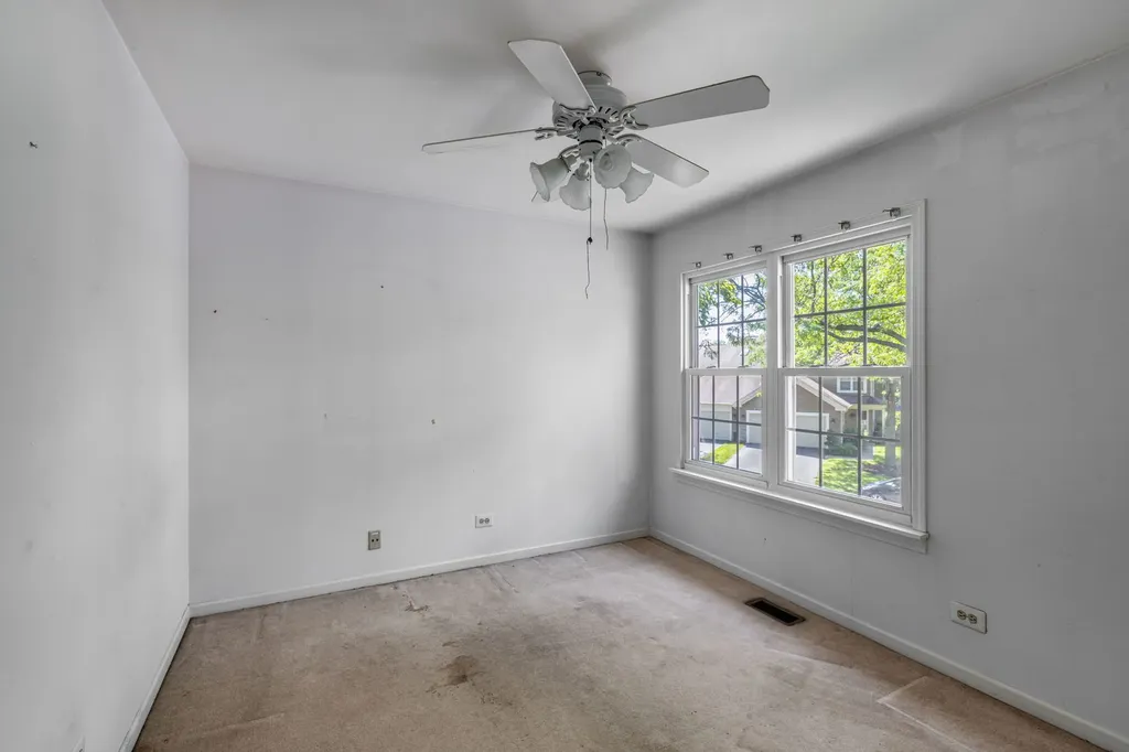1059 Ridgefield Circle Carol Stream IL 60188