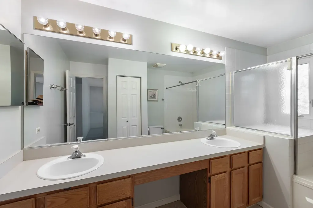 1059 Ridgefield Circle Carol Stream IL 60188