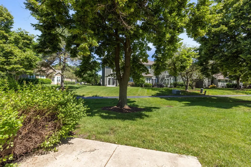 1059 Ridgefield Circle Carol Stream IL 60188