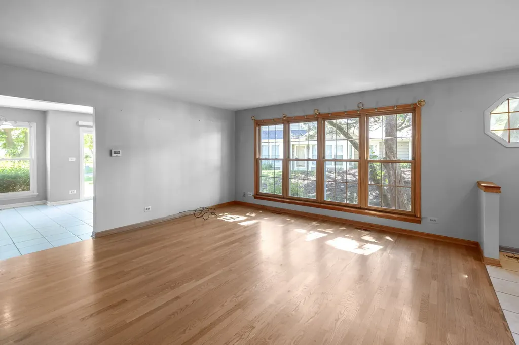 1059 Ridgefield Circle Carol Stream IL 60188