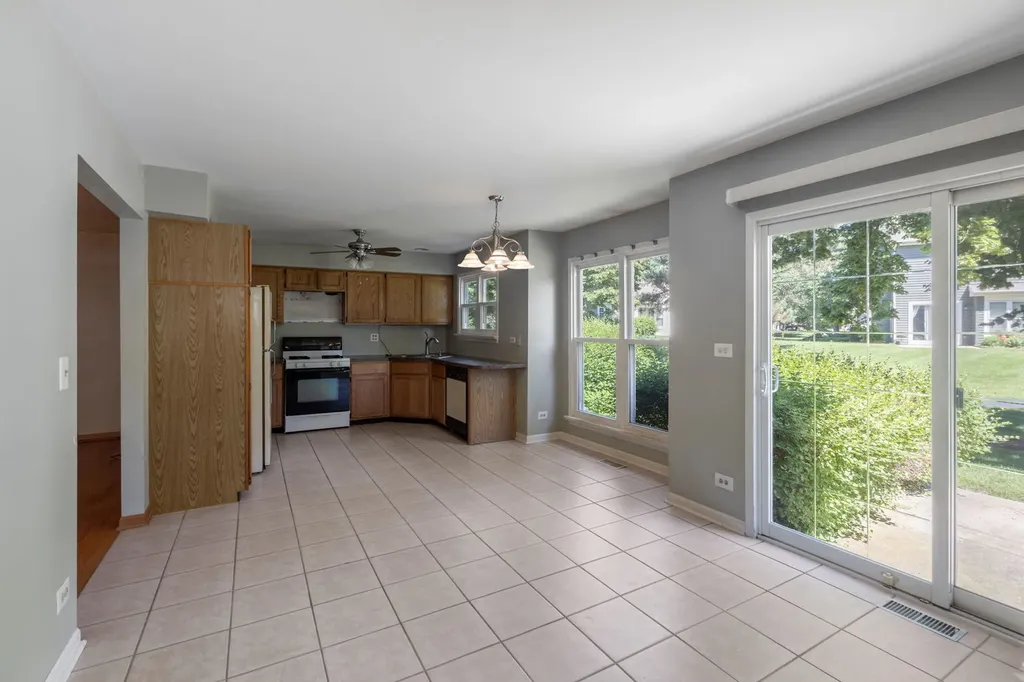 1059 Ridgefield Circle Carol Stream IL 60188