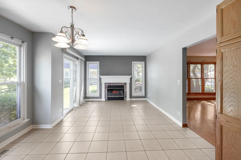 1059 Ridgefield Circle Carol Stream IL 60188