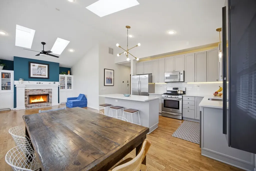 3131 North Racine Avenue Chicago IL 60657