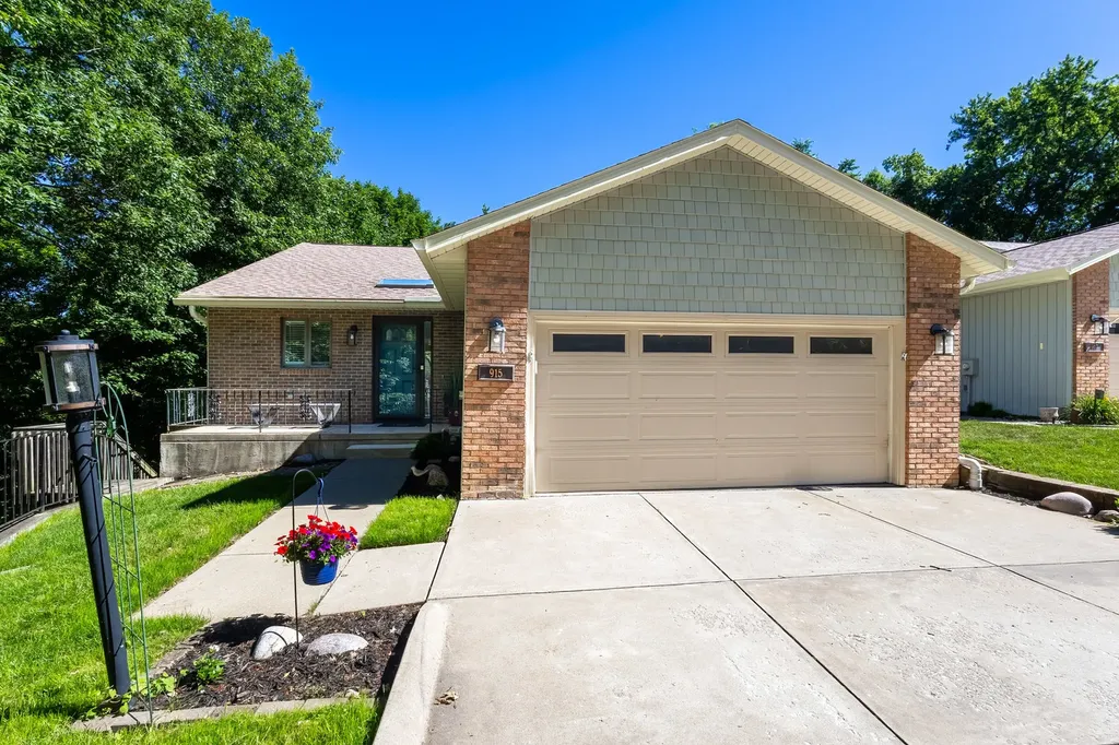 915 23RD Avenue East Moline IL 61244