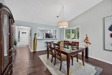 915 23RD Avenue East Moline IL 61244