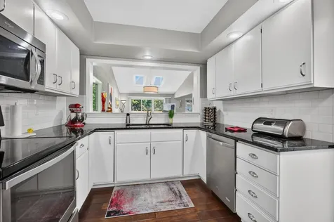 915 23RD Avenue East Moline IL 61244