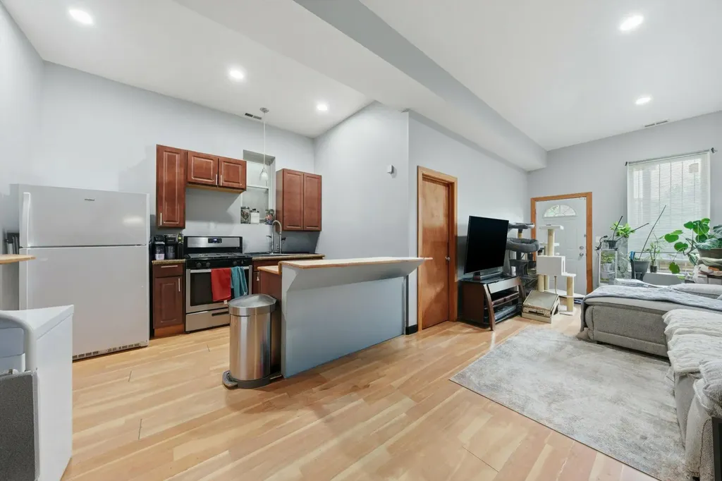 4030 South Indiana Avenue Chicago IL 60653