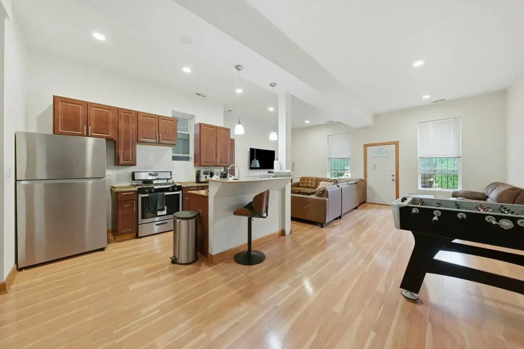 4030 South Indiana Avenue Chicago IL 60653