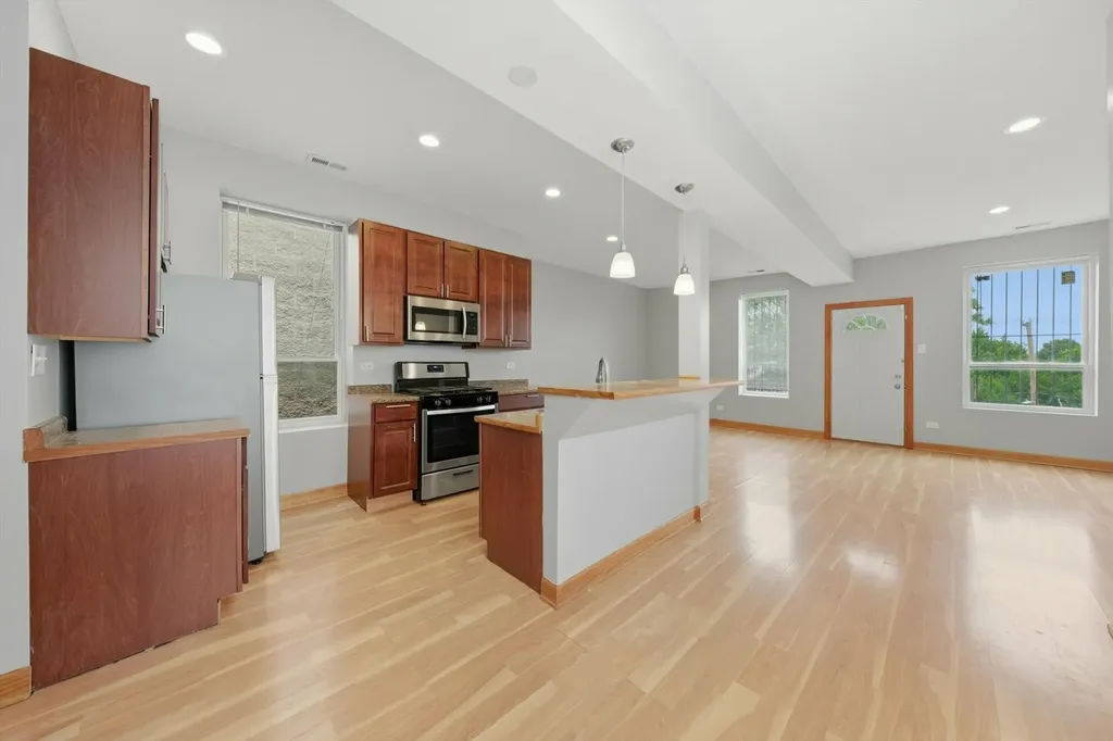 4030 South Indiana Avenue Chicago IL 60653