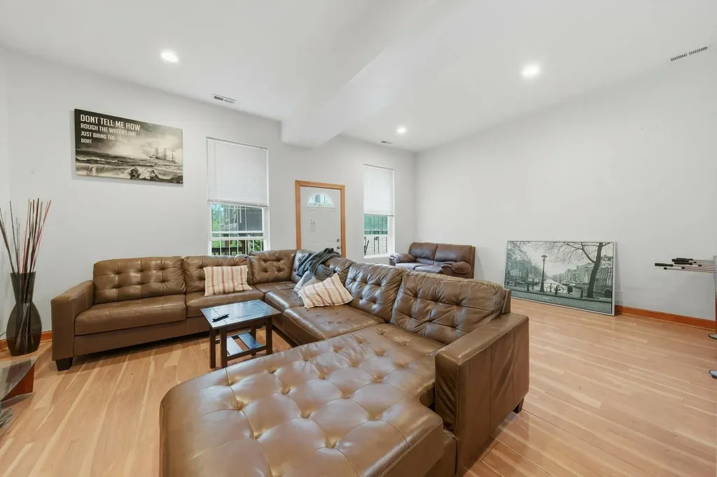 4030 South Indiana Avenue Chicago IL 60653
