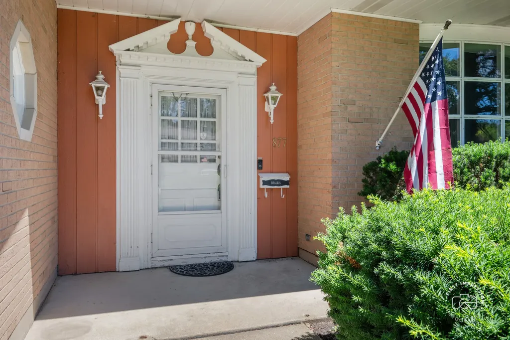 877 North Fordham Avenue Aurora IL 60506