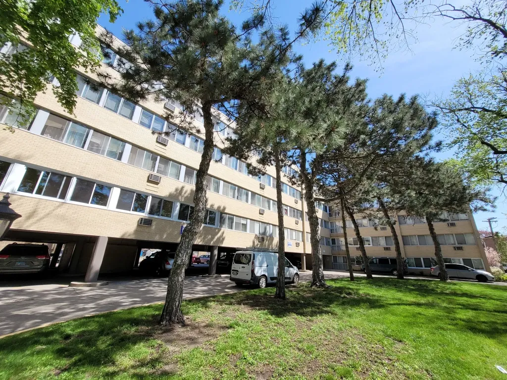2020 West Farwell Avenue Chicago IL 60645