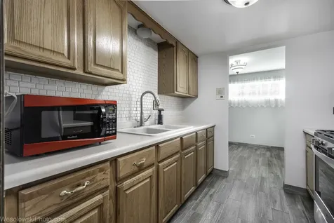 915 Graceland Avenue Des Plaines IL 60016