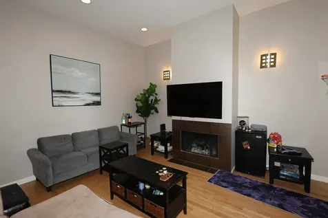 1026 West Roscoe Street Chicago IL 60657