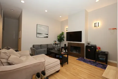 1026 West Roscoe Street Chicago IL 60657