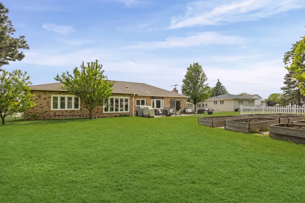 412 Stratford Lane Willowbrook IL 60527