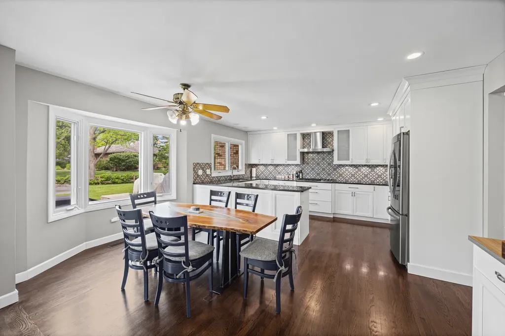 412 Stratford Lane Willowbrook IL 60527