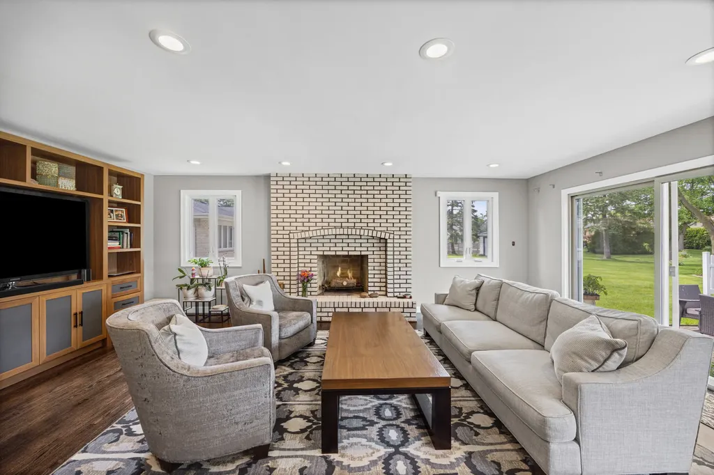 412 Stratford Lane Willowbrook IL 60527