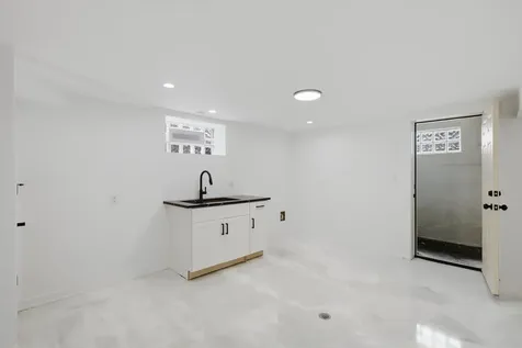 10910 South Avenue L Chicago IL 60617