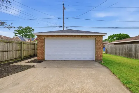10910 South Avenue L Chicago IL 60617