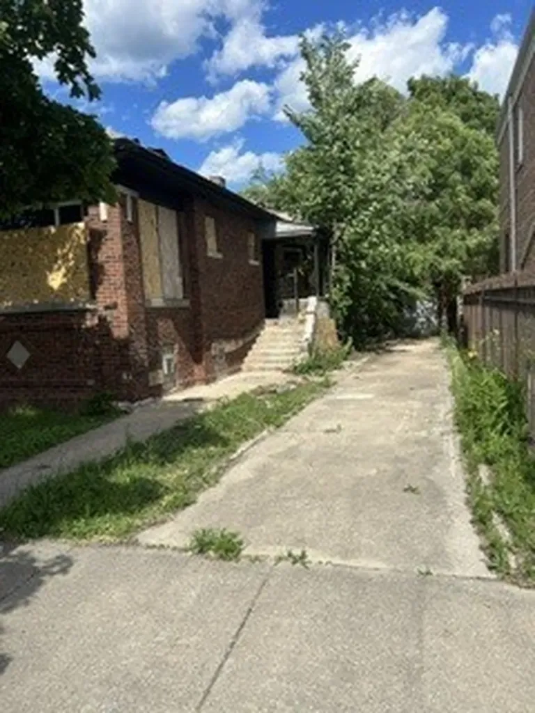 8031 South Euclid Avenue Chicago IL 60617