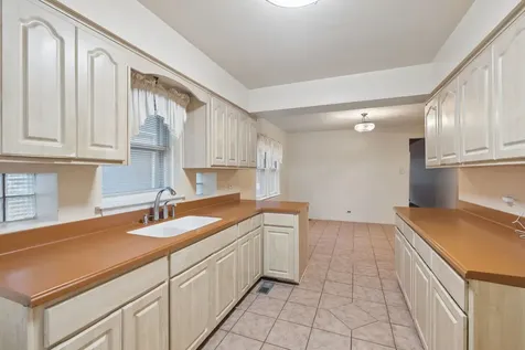 9 East 144th Street Riverdale IL 60827
