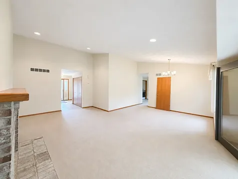 1909 Comanche Court Freeport IL 61032