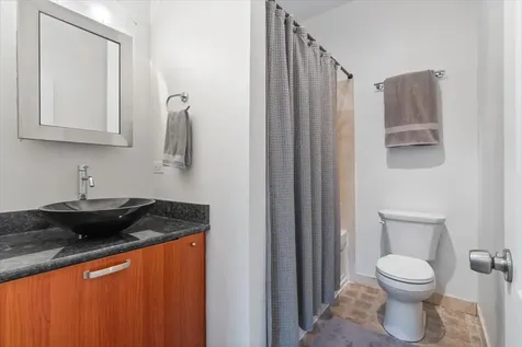 5611 North Glenwood Avenue Chicago IL 60660