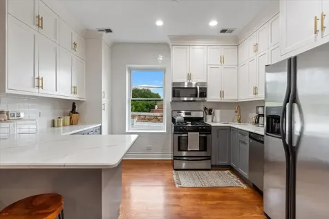 5611 North Glenwood Avenue Chicago IL 60660