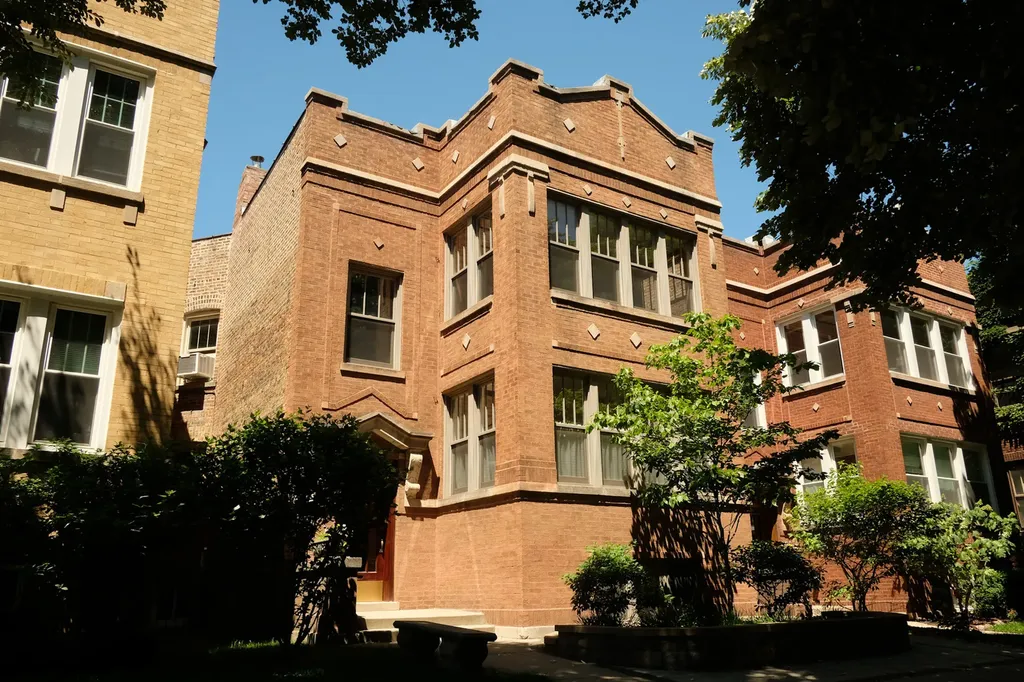 4822 North Leavitt Street Chicago IL 60625