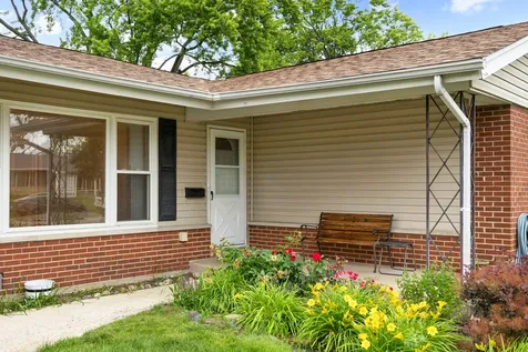 46 Avon Road Elk Grove Village IL 60007