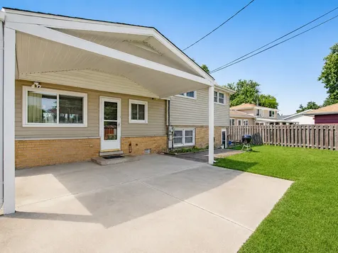 98 Lancaster Lane Des Plaines IL 60018
