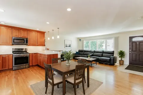 98 Lancaster Lane Des Plaines IL 60018
