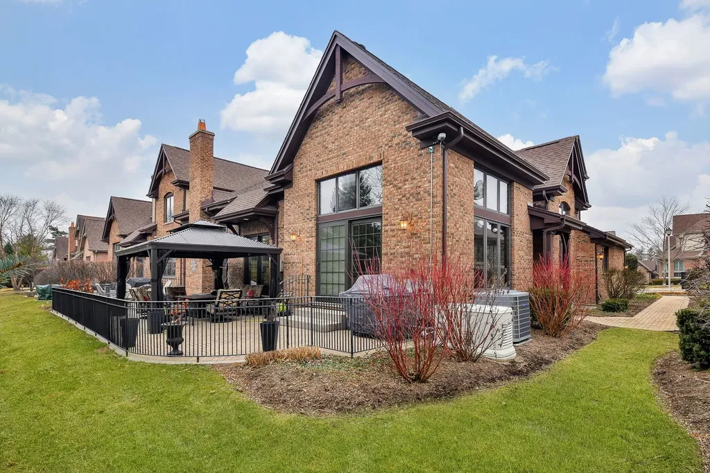 2009 Mackenzie Place Wheaton IL 60187